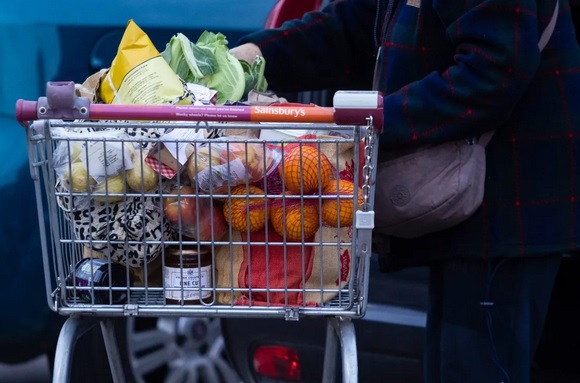 Πουλάει το μερίδιο του στα σούπερ μάρκετ Sainsbury’s το Κατάρ 